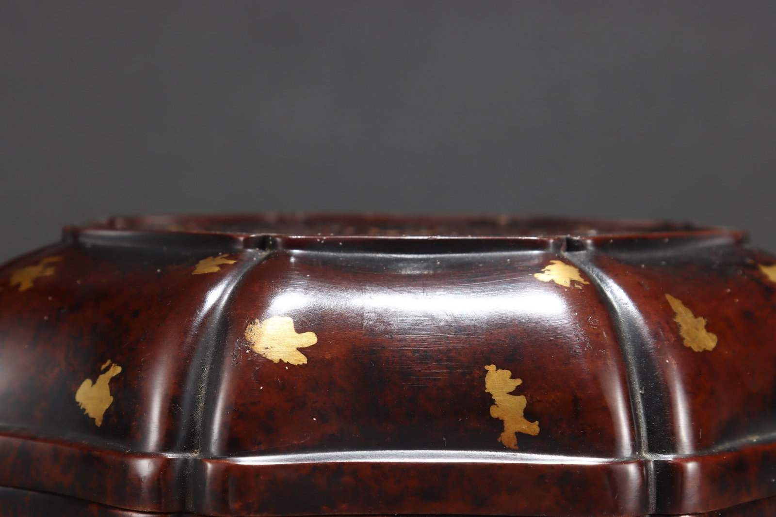 An Exquisite Gold-splashed Gilt Bronze Octagonal Box with Dragon Pattern - 7
