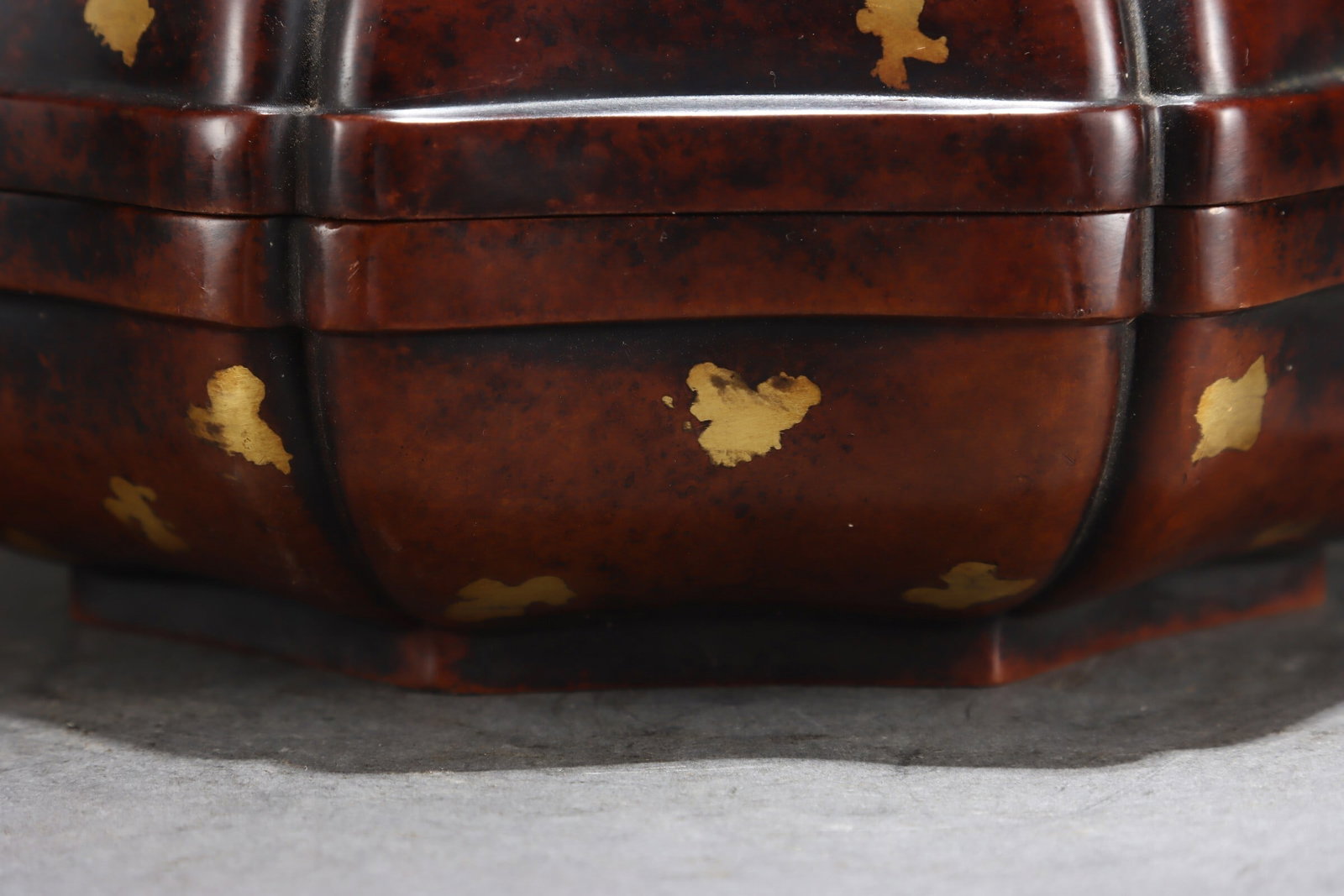 An Exquisite Gold-splashed Gilt Bronze Octagonal Box with Dragon Pattern - 8