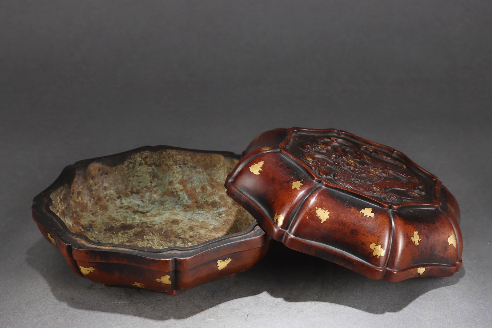 An Exquisite Gold-splashed Gilt Bronze Octagonal Box with Dragon Pattern - 9