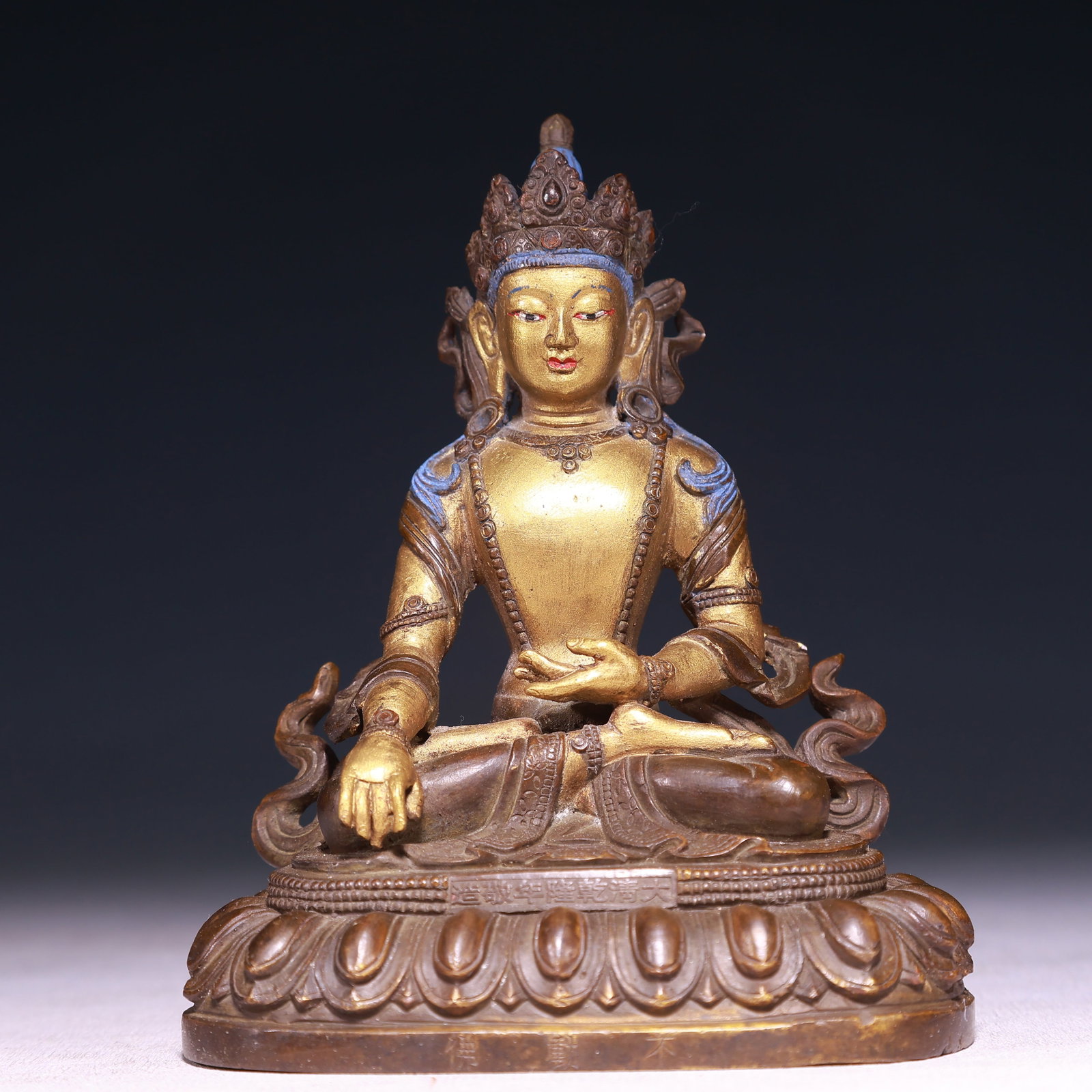 A Solemn Gilt Bronze Statue of Bodhisattva: A Solemn Gilt Bronze Statue of Bodhisattva,Qing Dynasty,China,Qianlong Mark,Size:4.1inx3.1inx5.3in,Weight:1050g 铜鎏金菩萨像,中国清代,ߙ
