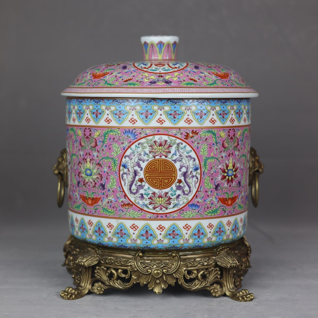 An Exquisite Famille Rose Lidded Jar With Copper Ring Handle,Interlocking Blessing Longevity Pattern (1 of 9)