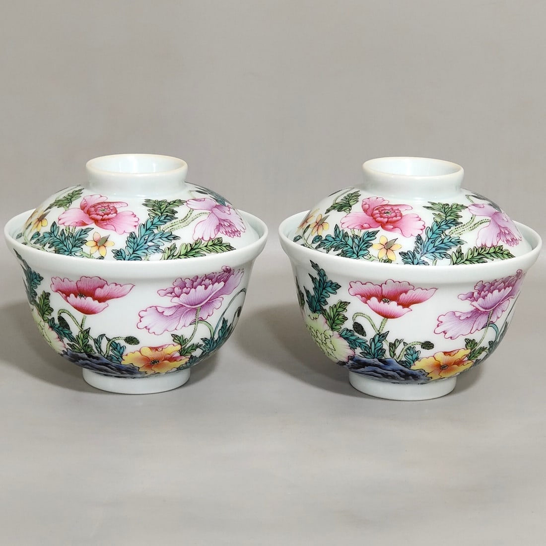 A Pair Of Exquisite Covered Bowls Painted With Famille Rose Flower Patterns (1 of 9)