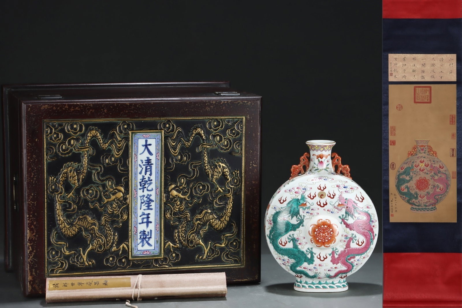 An Exquisite Gold-Painted Flat Double-Eared Vase With Famille Rose Dragon Patterns: An Exquisite Gold-Painted Flat Double-Eared Vase With Famille Rose Dragon Patterns,Qing Dynasty,China,Qianlong Six-character Mark,Size:12.2inx9.4in,粉彩龙纹描金