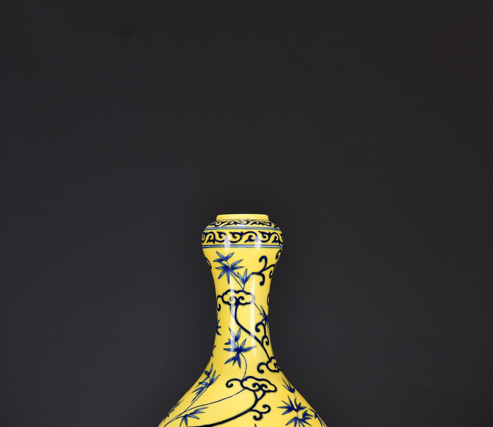 An Exquisite Yellow Glaze Blue And White Garlic Vase With Interlocking Floral Patterns: An Exquisite Yellow Glaze Blue And White Garlic Vase With Interlocking Floral Patterns,Qing Dynasty China,Six-Character Qianlong Mark,Dimensions:14.8inx7.9in,黄釉青花缠&#