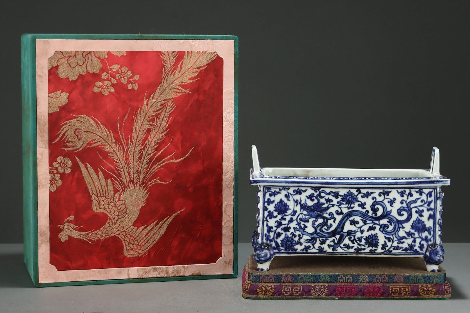 An Exquisite Rectangular Blue And White Incense Burner With Dragon Winding Through Flowers Patterns: An Exquisite Rectangular Blue And White Incense Burner With Dragon Winding Through Flowers Patterns,China Ming Dynasty,Size:6.8inx10.5in,青花穿花龙纹长方
