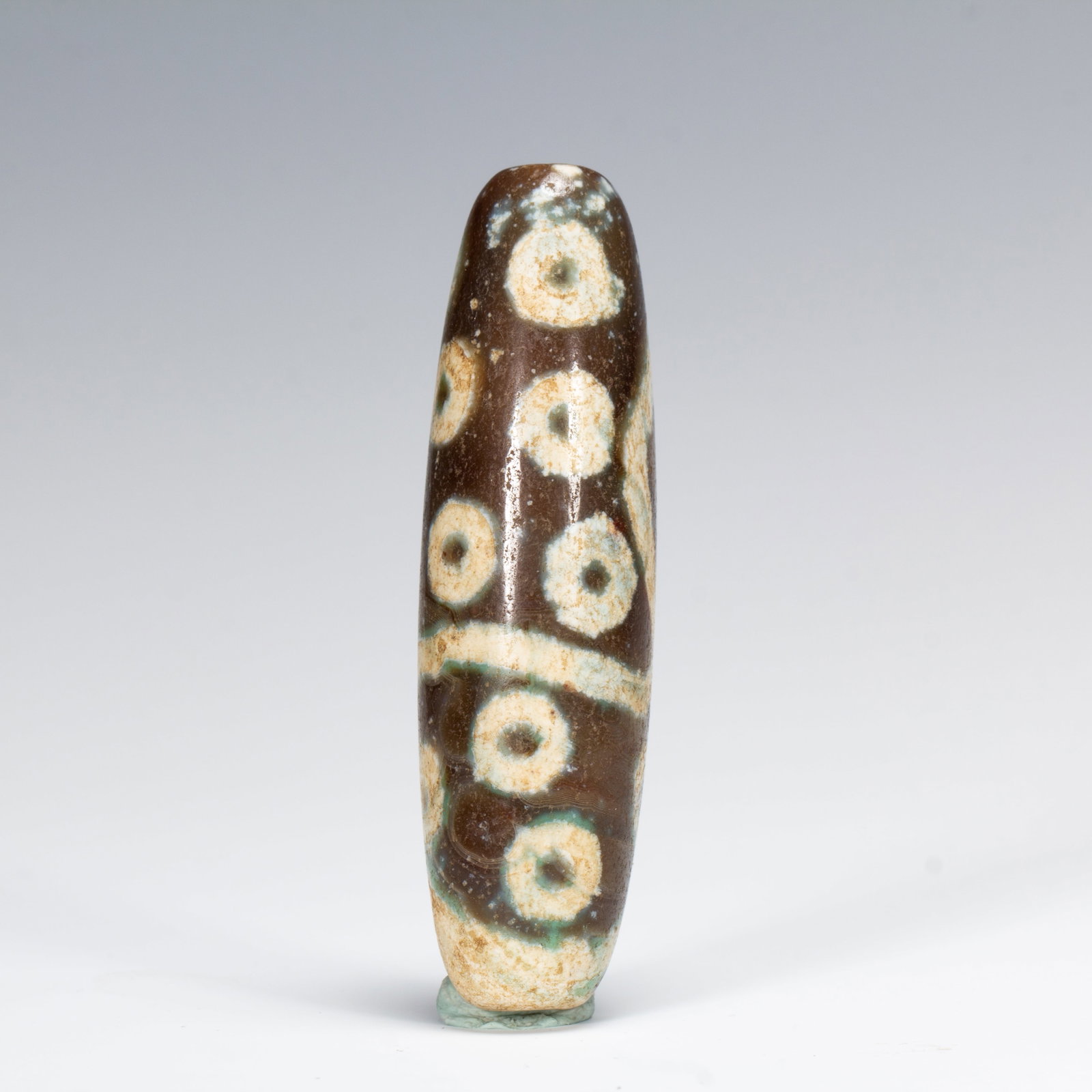 An Exquisite Agate Multi-Eyed Dzi Bead: An Exquisite Agate Multi-Eyed Dzi Bead,China Qing Dynasty,Dimensions:2.8in,Weight:40g,玛瑙多眼天珠,中国清代