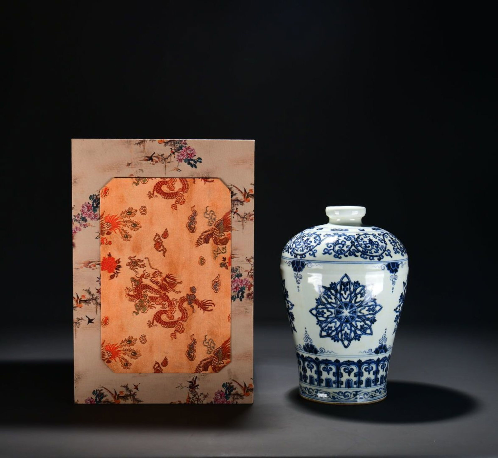 An Exquisite Blue And White Plum Vase With Round Floral Medallion Patterns: An Exquisite Blue And White Plum Vase With Round Floral Medallion Patterns,Ming Dynasty China,Six-Character Hongxi Mark,Dimensions:11.8inx8.3in,青花团花纹梅瓶