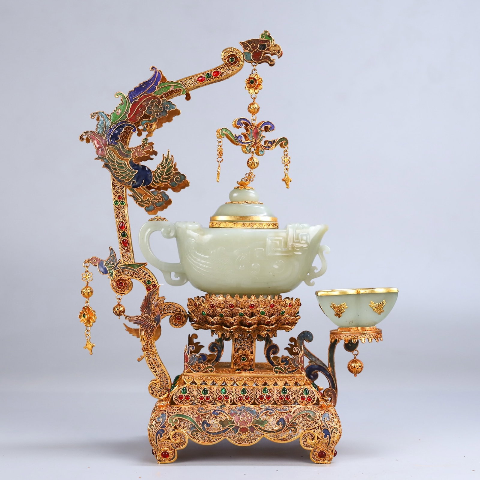 An Exquisite Set Of Gilt Bronze Filigree Enamel Hanging Pot Inlaid With Gemstones And White Jade: An Exquisite Set Of Gilt Bronze Filigree Enamel Hanging Pot Inlaid With Gemstones And White Jade,China,Qing Dynasty,Four Character Qianlong Mark,Dimensions:13inx9.4in,Weight:890g,铜鎏ŵ