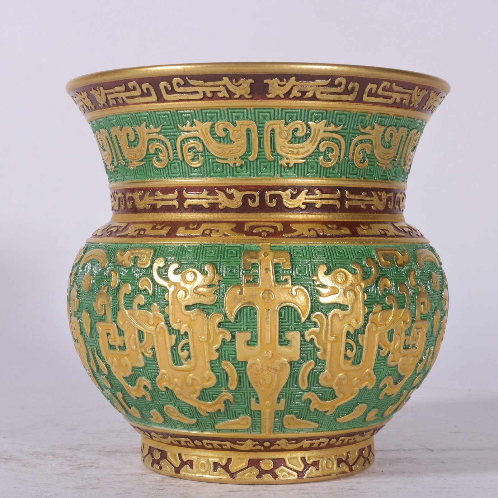 A Fine Green Ground Carved and Gilt Chilong Waste Bowl: A Fine Green Ground Carved and Gilt Chilong Waste Bowl,Qing Dynasty,China,Qianlong Six-character Mark,Size:5inx4.7in,绿地雕刻描金螭龙纹渣
