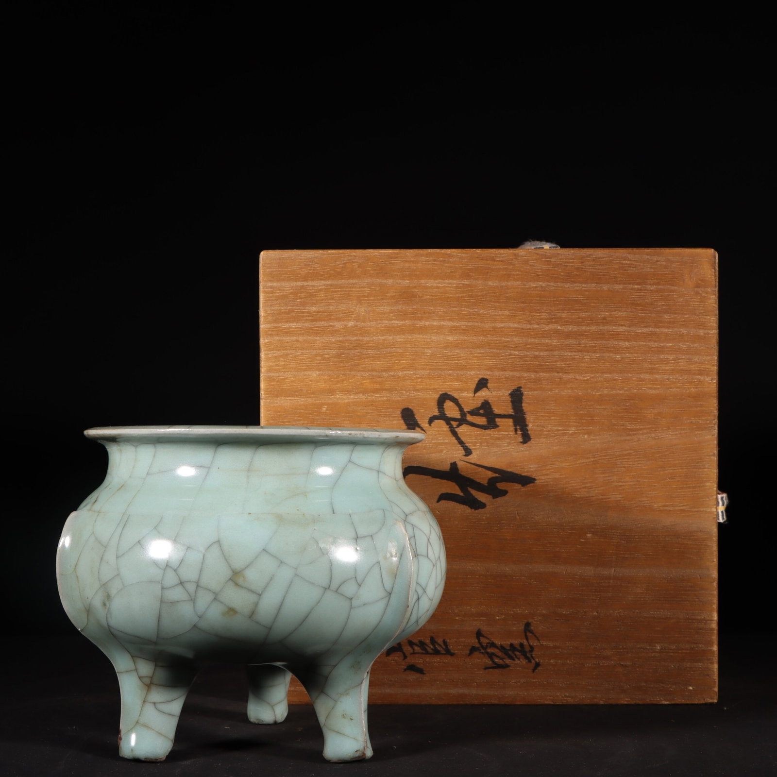 An Exquisite Guan Kiln Pink Celadon Glaze Li-Style Censer: An Exquisite Guan Kiln Pink Celadon Glaze Li-Style Censer,Song