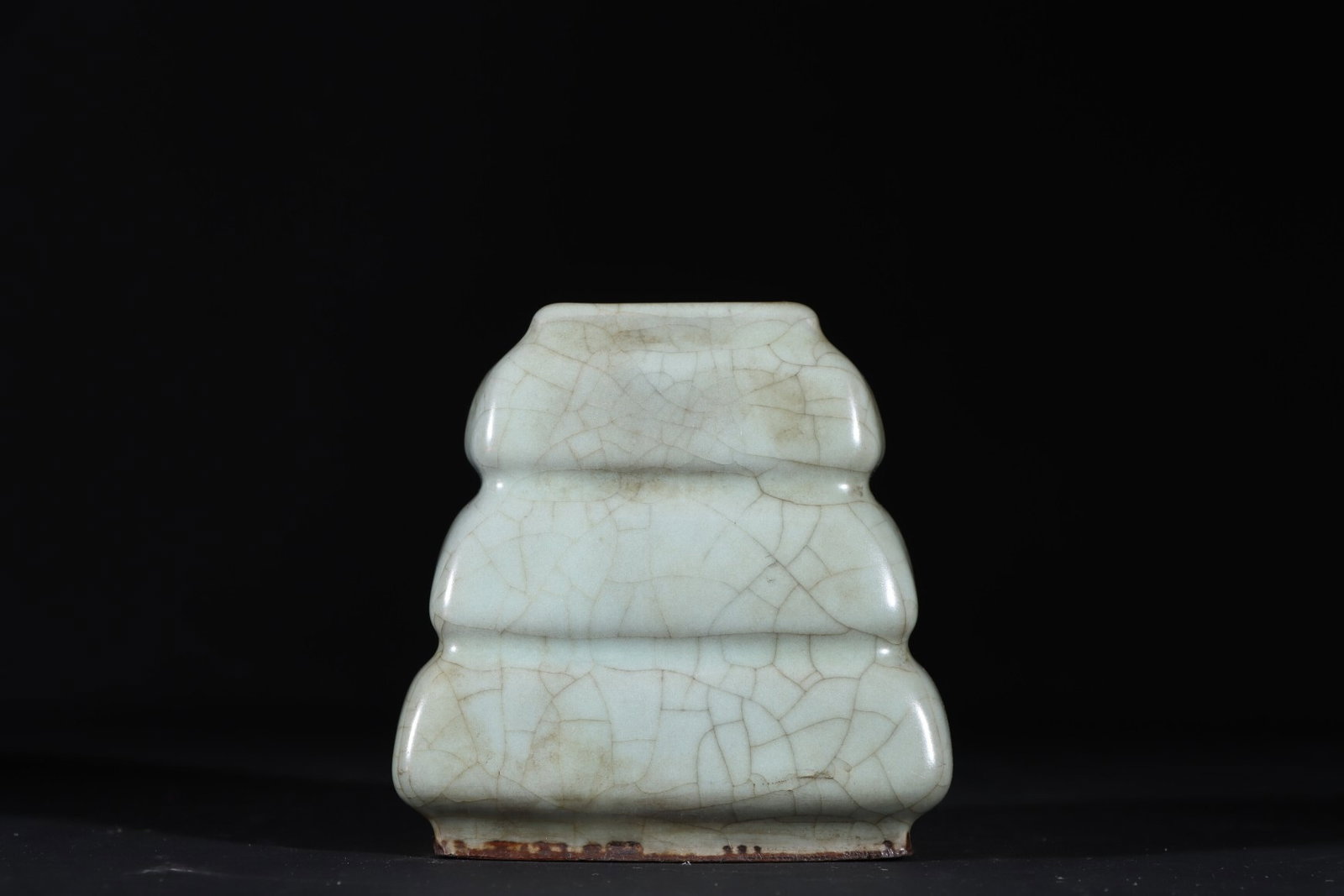 An Exquisite Guan Kiln Pink Celadon Glaze Three-Tiered Vase: An Exquisite Guan Kiln Pink Celadon Glaze Three-Tiered Vase,Song Dynasty,China,Size:3.9inx3.9in,官窑粉青釉三登瓶,中国宋代,ह