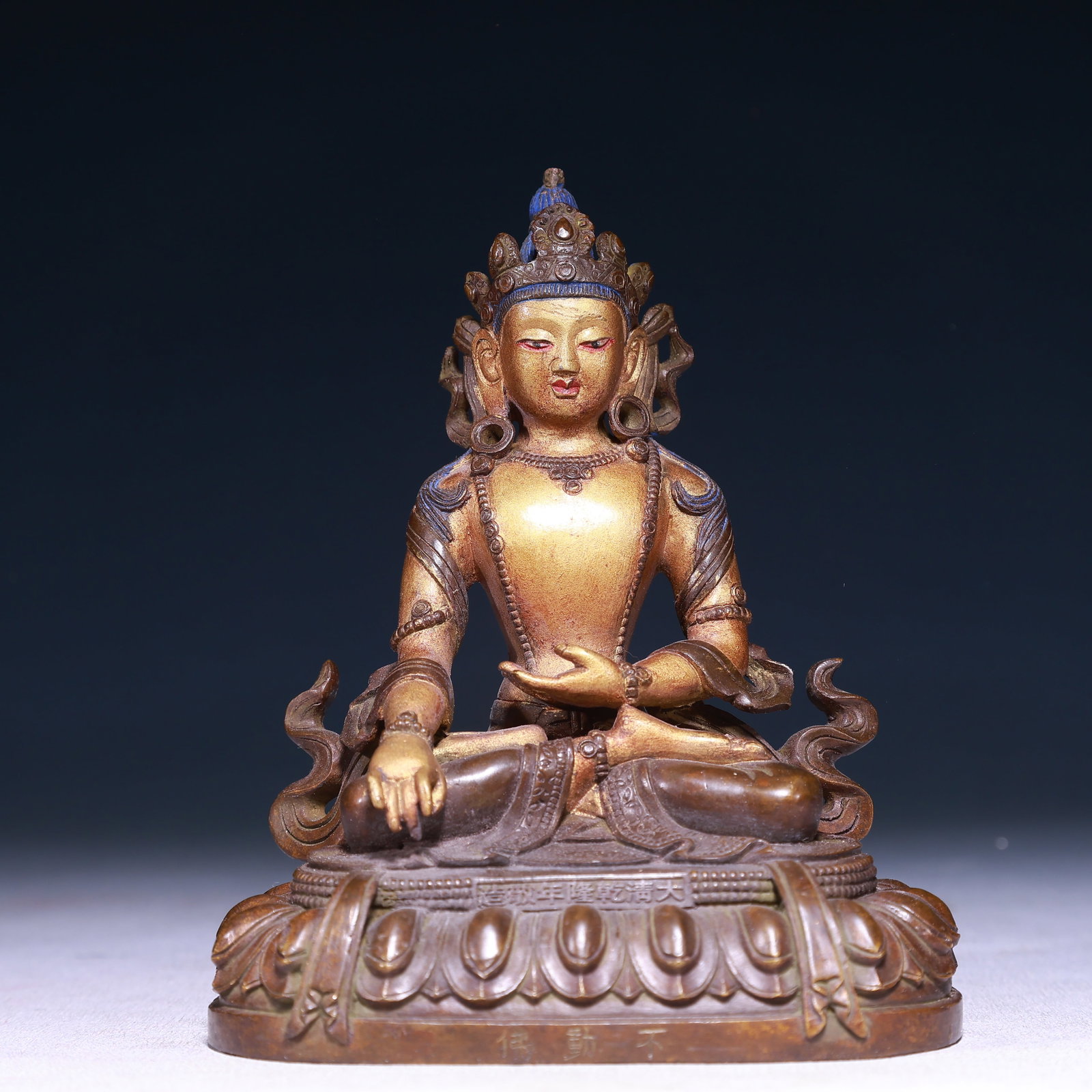 A Solemn Gilt Bronze Statue of Bodhisattva: A Solemn Gilt Bronze Statue of Bodhisattva,Qing Dynasty,China,Qianlong Mark,Size:4.3inx3.1inx4.9in,Weight:1050g 铜鎏金菩萨像,中国清代,ߙ