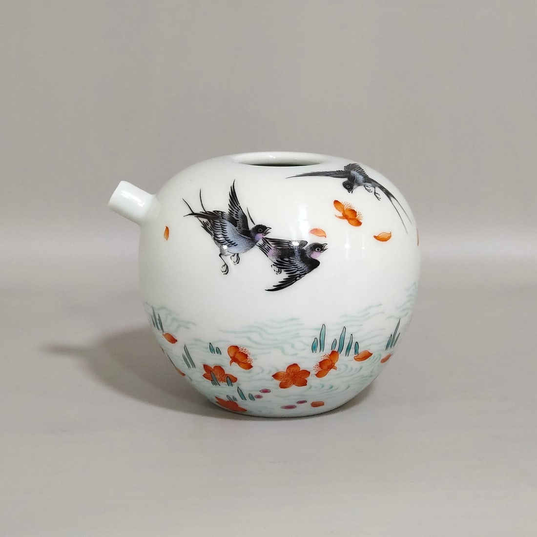 An Exquisite Famille-Rose Water Dropper Decorated With Floating Flowers And Flowing Water Patterns: An Exquisite Famille-Rose Water Dropper Decorated With Floating Flowers And Flowing Water Patterns,Qing Dynasty,China,Yongzheng Six-character