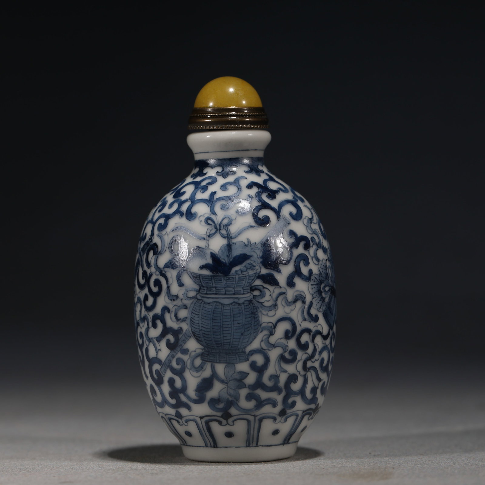 A Chinese Blue and White Porcelain Snuff Bottle with Floral Motifs,Kangxi Mark (1 of 7)