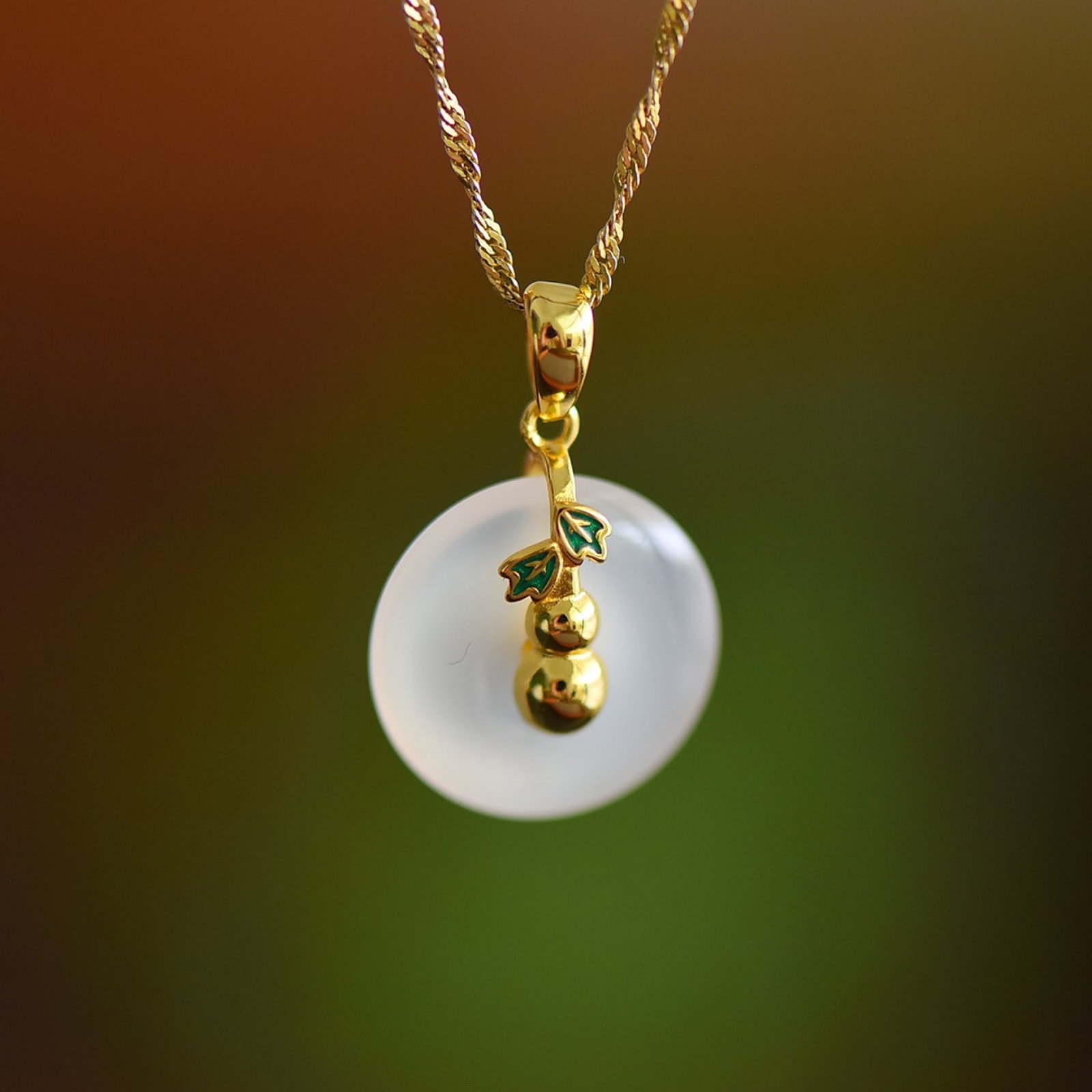 An Exquisite Jadeite Mammon Pattern Pendant: An Exquisite Sterling Silver-Gold Plated Inlaid Agate Necklace 纯银镀金镶玛瑙项链