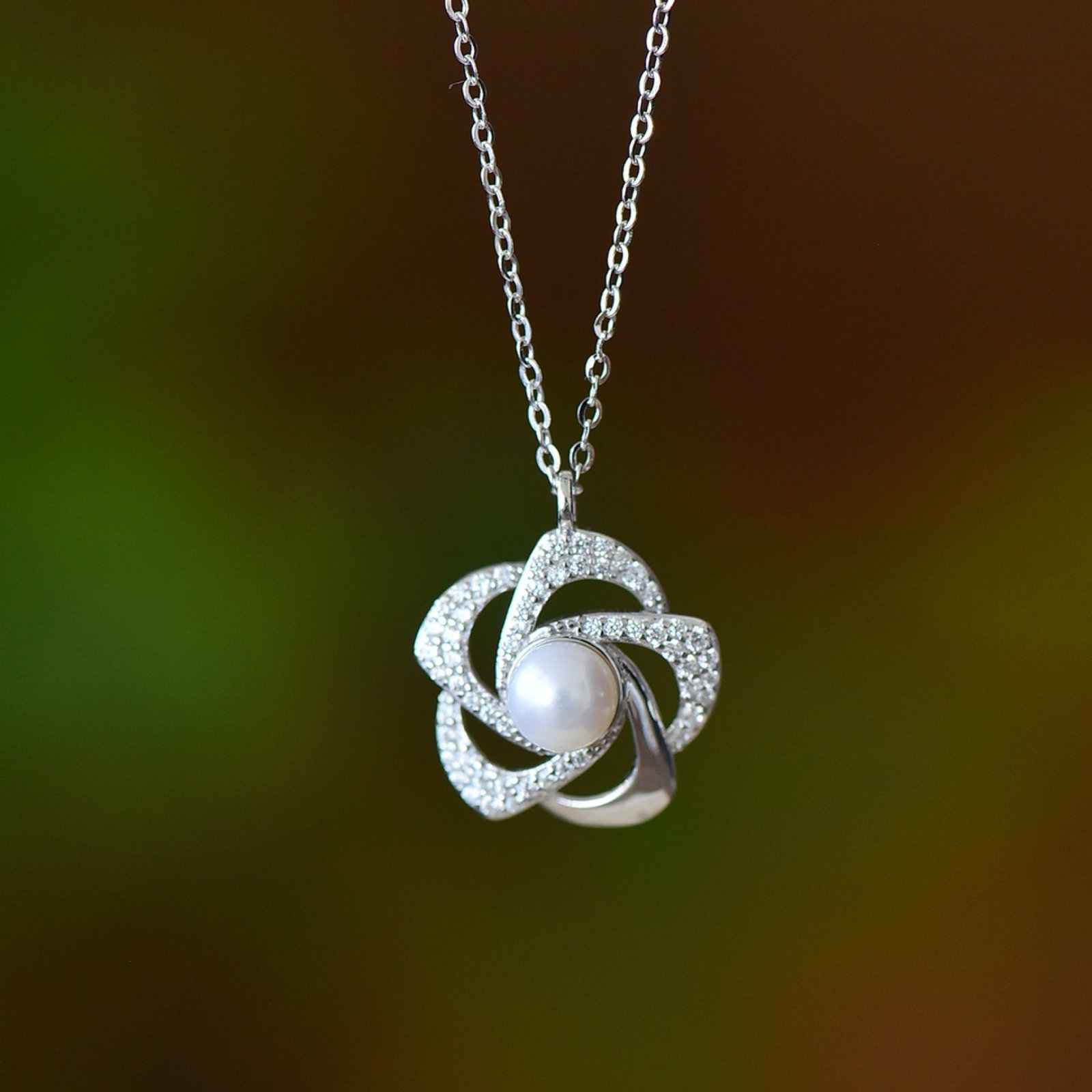 An Exquisite Jadeite Bracelets: An Exquisite Sterling Silver-Gold Plated Inlaid Agate Pendant,Inlaid Shell 纯银镀金镶玛瑙吊坠,嵌贝壳