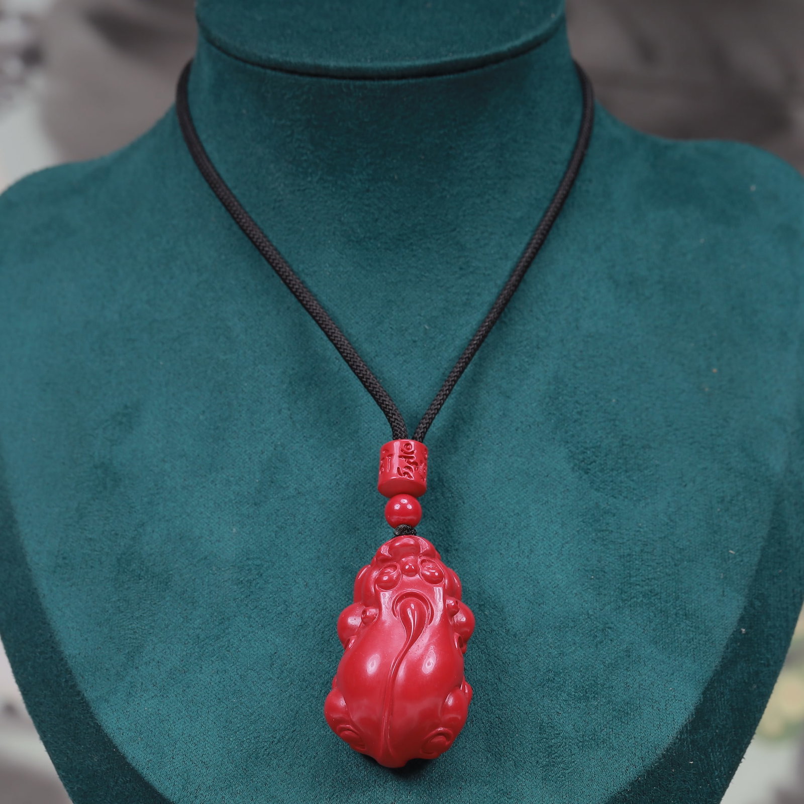 A Pair of Exquisite Sterling Silver-Gold Plated Inlaid Jasper Earrings: An Exquisite Sapphire Avalokitesvara Pattern Pendant,Size:55mmx39mm 青玉观音像纹挂件