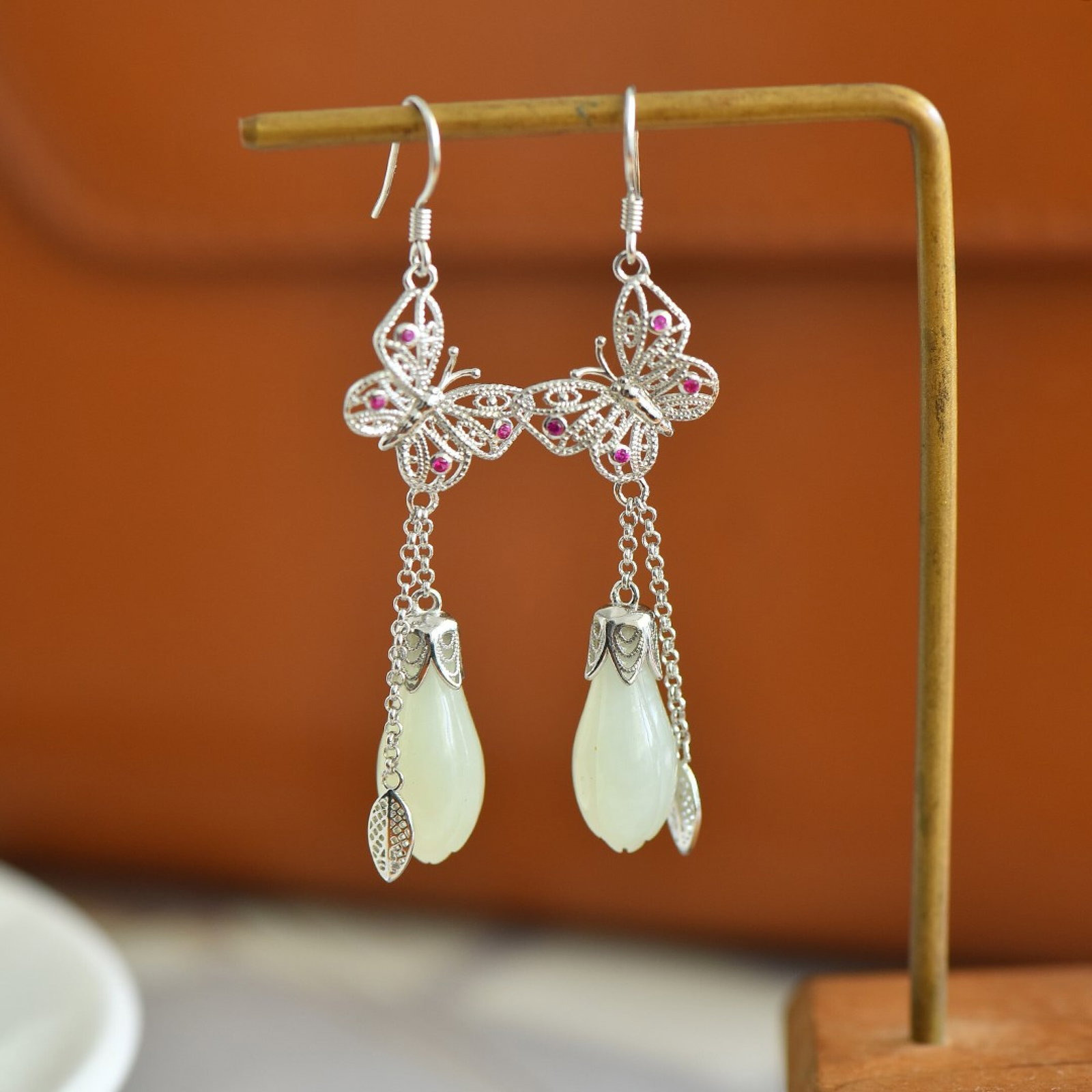 An Exquisite White Jade Pendant: An Exquisite Sterling Silver-Gold Plated Inlaid White Jade Enamel Bracelet 纯银镀金镶白玉珐琅手链