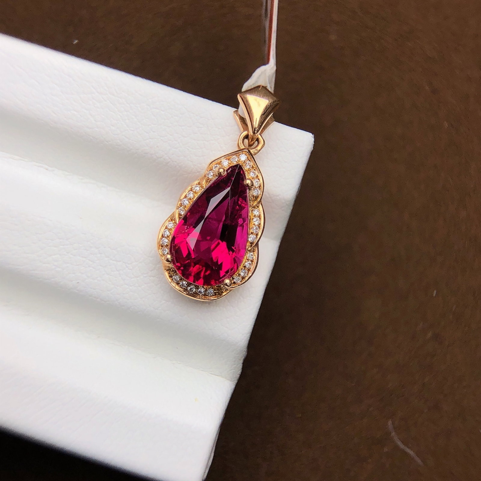 A Pair of Exquisite Sterling Silver-Gold Plated Inlaid Agate Earrings,Inlaid Diamond: An Exquisite Sterling Silver Inlaid Jasper Pendant,Inlaid Diamond,Size:10mmx12mm 纯银镶碧玉吊坠,嵌钻石