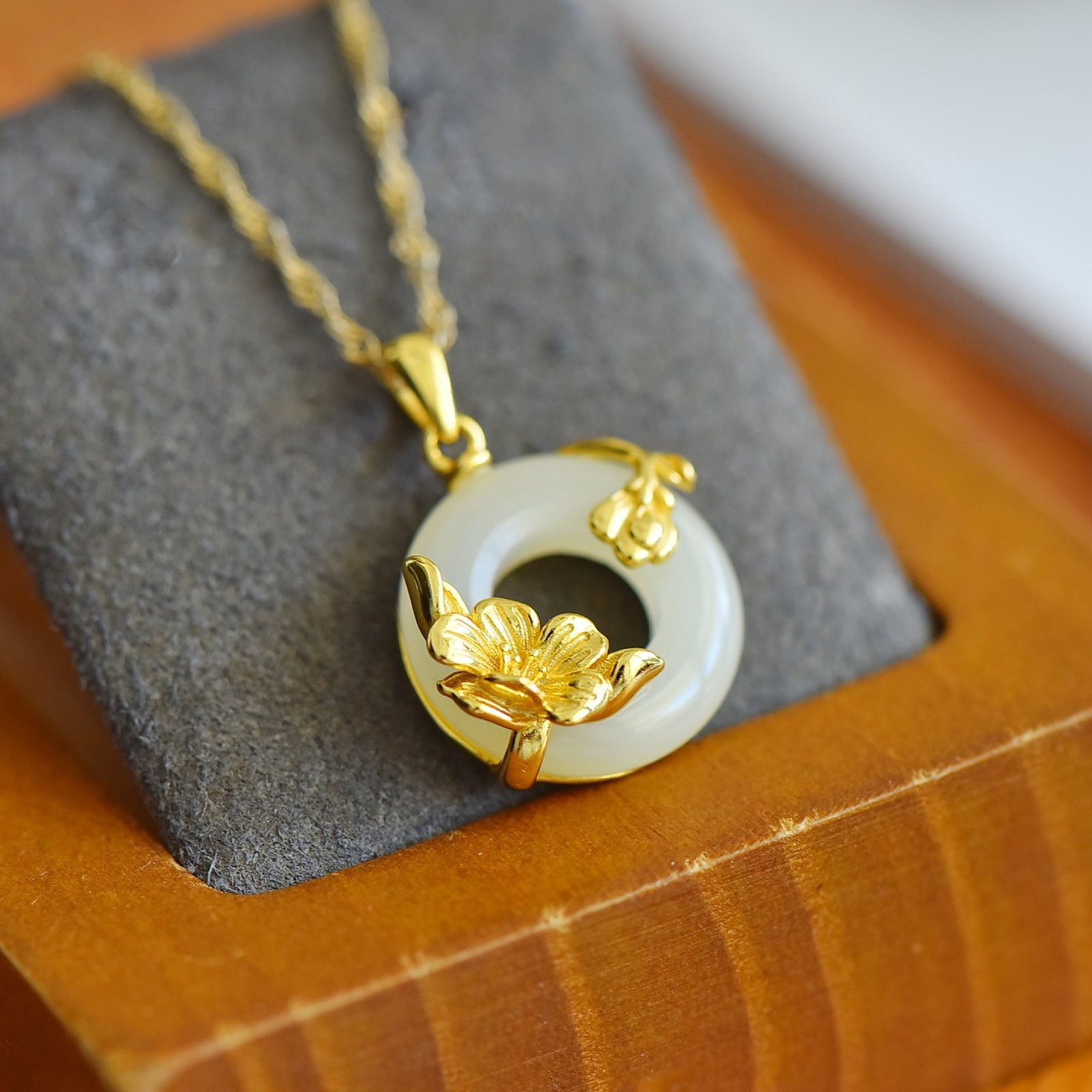 An Exquisite White Jade Pendant: An Exquisite Seven Eyes Dzi Bead Pendant,Size:57mmx15mm,Weight:20g 七眼天珠挂件