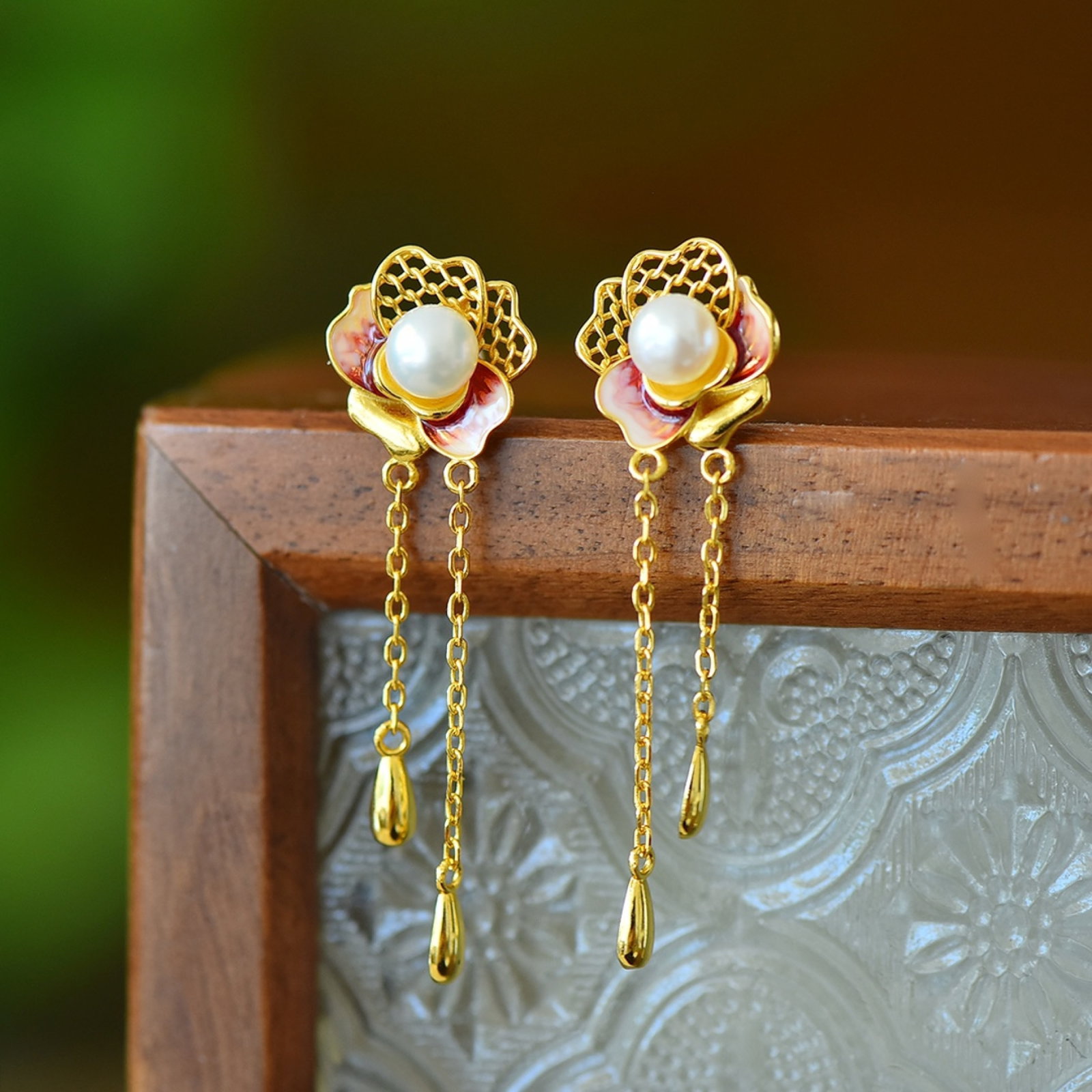 An Exquisite Crystal Bracelets: A Pair of Exquisite Sterling Silver Inlaid Jadeite Earrings,Inlaid Gems Size:4mmx4mm 一对纯银镶翡翠耳环,嵌宝石