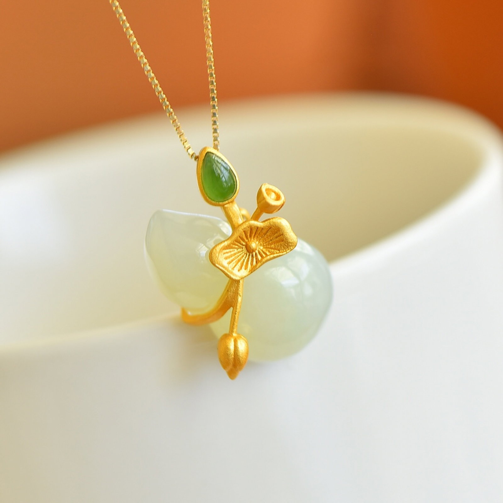 An Exquisite White Jade Pendant: An Exquisite White Jade Pendant,Size:26mmx26mm 寓意:扣住幸福 白玉挂件