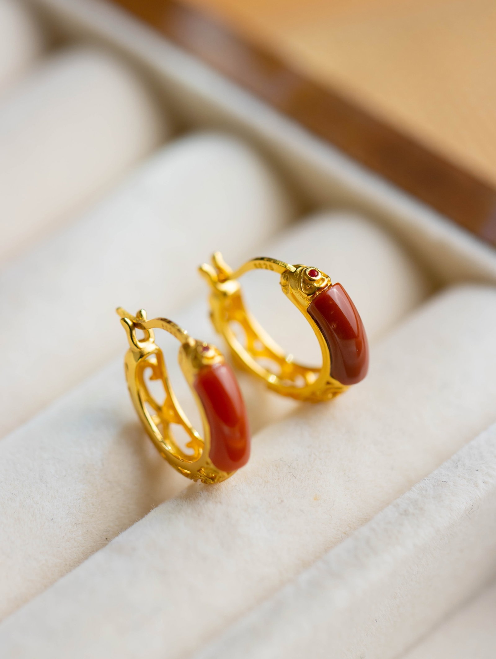 A Pair of Exquisite Sterling Silver-Gold Plated Inlaid White Jade Earrings,Inlaid Diamond: An Exquisite Dzi Bead Necklace,Size:58mmx12mm,10mm 天珠项链