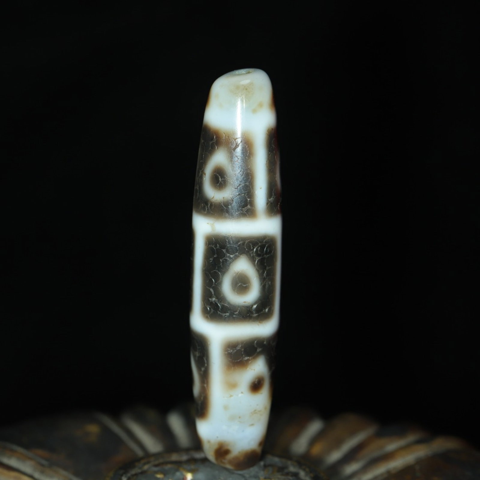 An Exquisite Aquamarine Auspicious Beast Pattern Seal: An Exquisite Bronze-Gold Plated Inlaid White Jade Statue of Avalokitesvara Necklace,Size:30mmx48mm 铜镀金镶白玉观音像项链