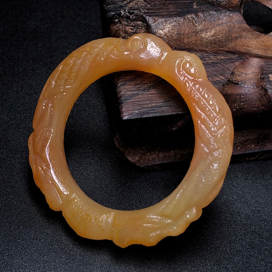 An Exquisite Sapphire Avalokitesvara Dragon Pattern Pendant: An Exquisite Sapphire Avalokitesvara Dragon Pattern Pendant,Size:68mmx41mm 寓意:寓意吉祥 玉脂温润