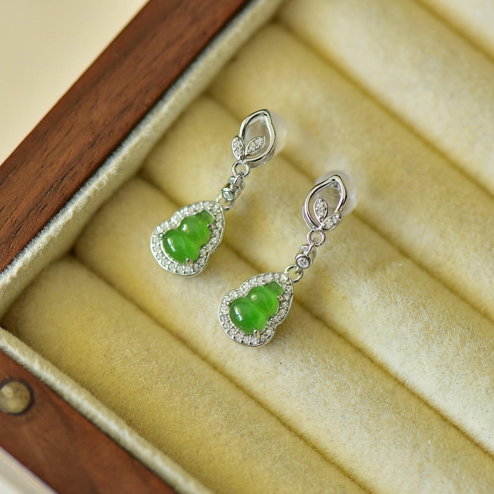 An Exquisite Multi-Gem Necklace,With Turquoise: An Exquisite Sterling Silver-Gold Plated Inlaid Greenish Jade Pendant,Size:20mmx20mm 纯银镀金镶青玉吊坠
