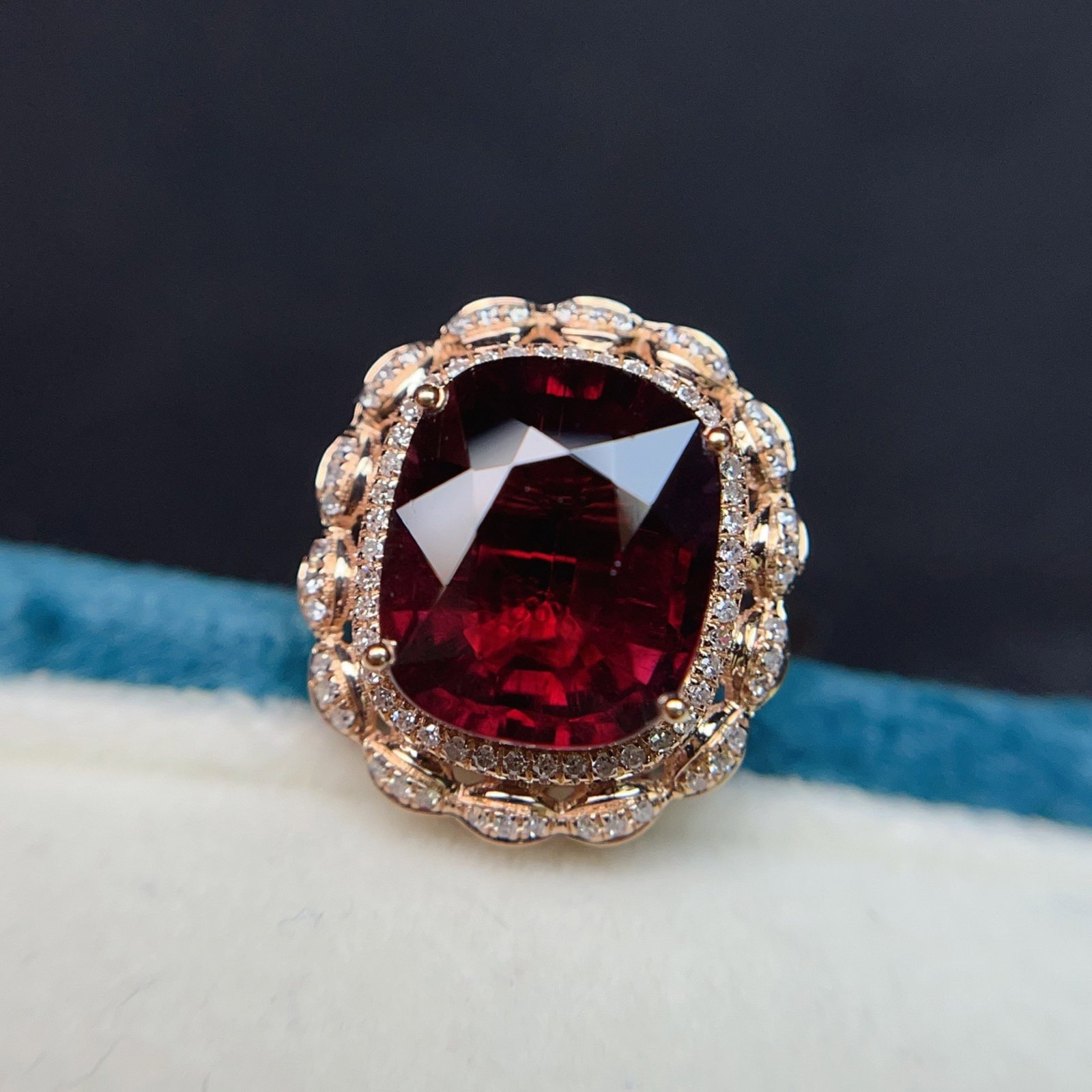 An Exquisite White Jade Bracelets: An Exquisite White Jade Bracelets 白玉手串