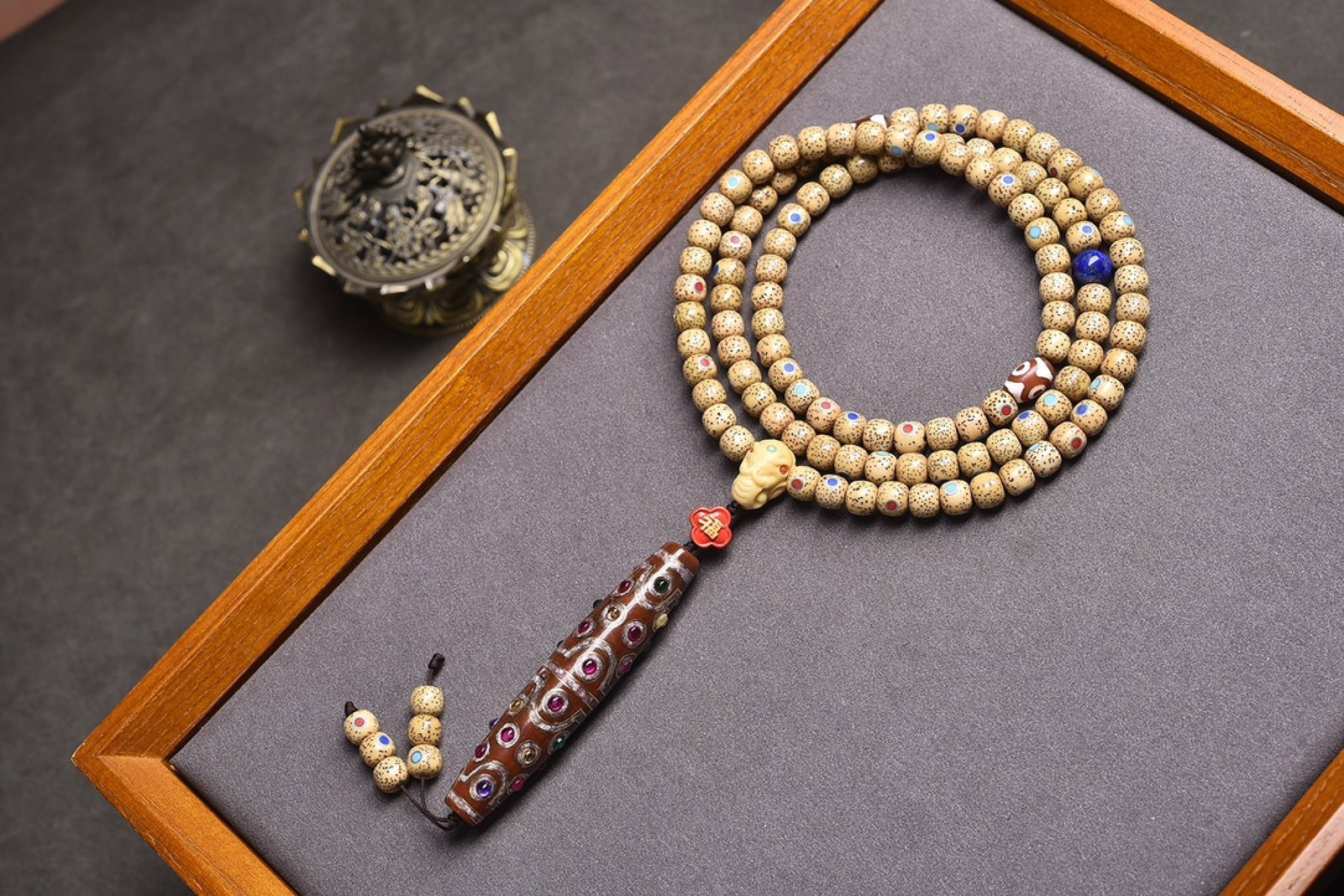 An Exquisite Cinnabar Buddha Statue Pendant: An Exquisite Crystal Bracelets,Size:9.2mm,Weight:27.3g 水晶手串