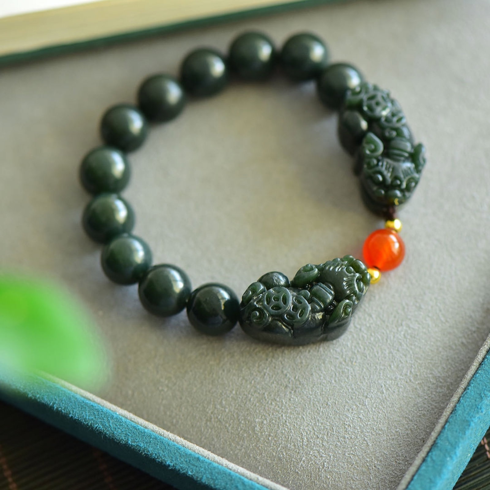 An Exquisite Sapphire Bracelets: An Exquisite Sapphire Bracelets,Size:10mm