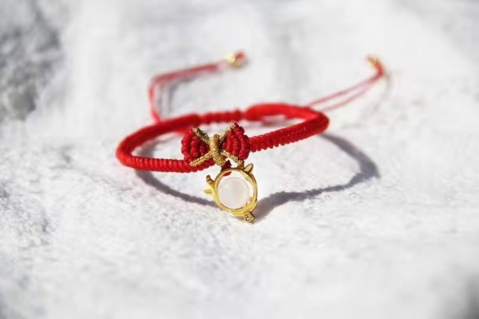 An Exquisite Sterling Silver-Gold Plated Inlaid White Jade Bracelets: An Exquisite Sterling Silver-Gold Plated Inlaid White Jade Bracelets 纯银镀金镶白玉手链