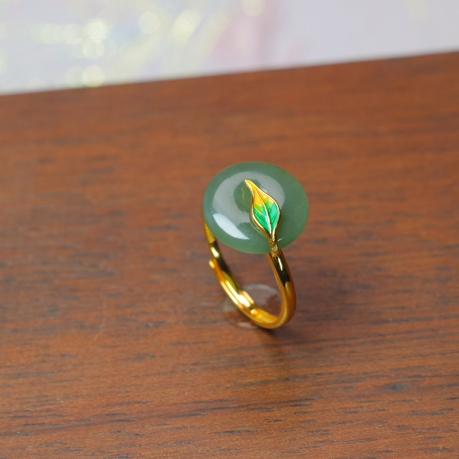 An Exquisite Sterling Silver-Gold Plated Inlaid White Jade Pendant: An Exquisite Sterling Silver-Gold Plated Inlaid Sapphire Enamel Ring,Size:13mmx13mm 纯银镀金镶青玉珐琅戒指