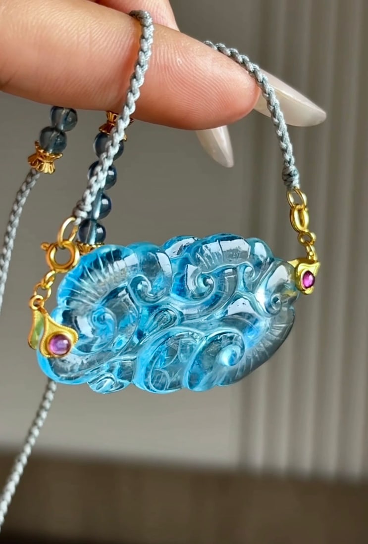 An Exquisite Bronze-Gold Plated Inlaid Agate Horse Pattern Necklace: An Exquisite Aquamarine Ganoderma lucidum Pendant,Size:48mmx26mmx9.5mm,Total Weight:19.2g 海蓝宝灵芝吊坠