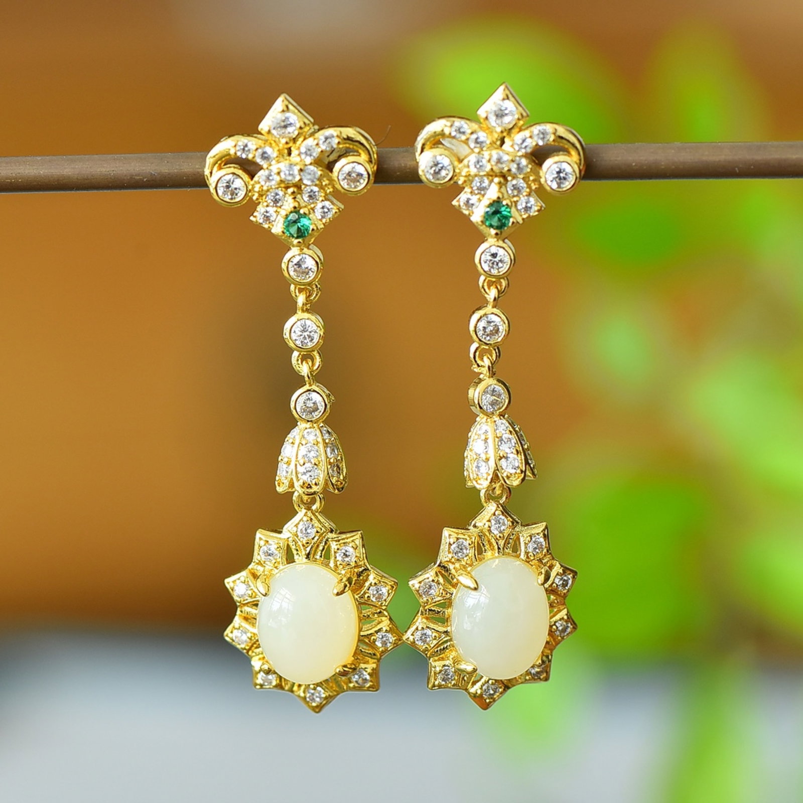An Exquisite Aquamarine Pendant: A Pair of Exquisite Bronze-Gold Plated Inlaid White Jade Earrings,Inlaid Diamond,Size:8mmx10mm 一对铜镀金镶白玉耳环,嵌钻石