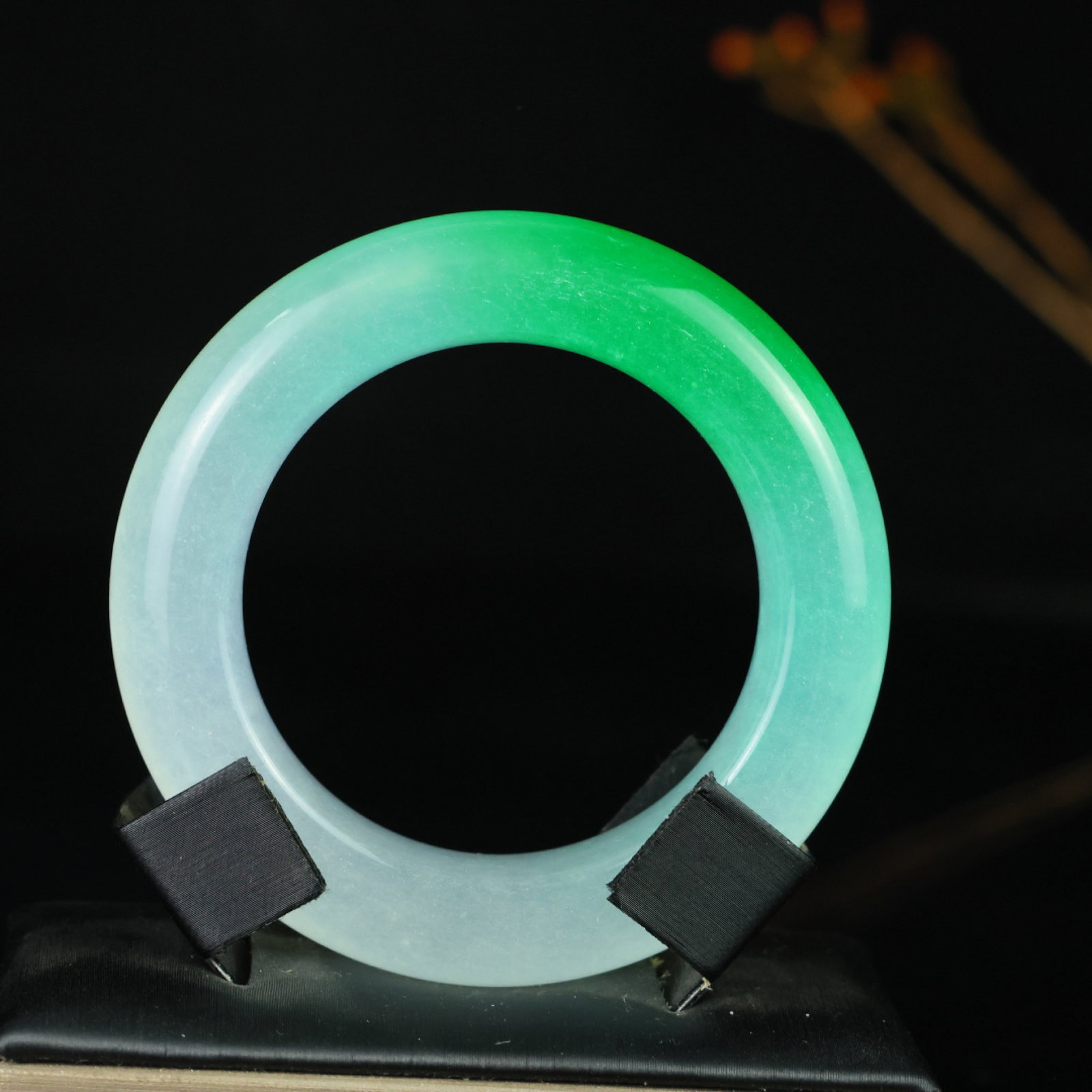 A Pair of Exquisite Sterling Silver-Gold Plated Inlaid Agate Earrings: An Exquisite Jadeite Bracelets，Size:55mmx16mmx13mm 翡翠手镯