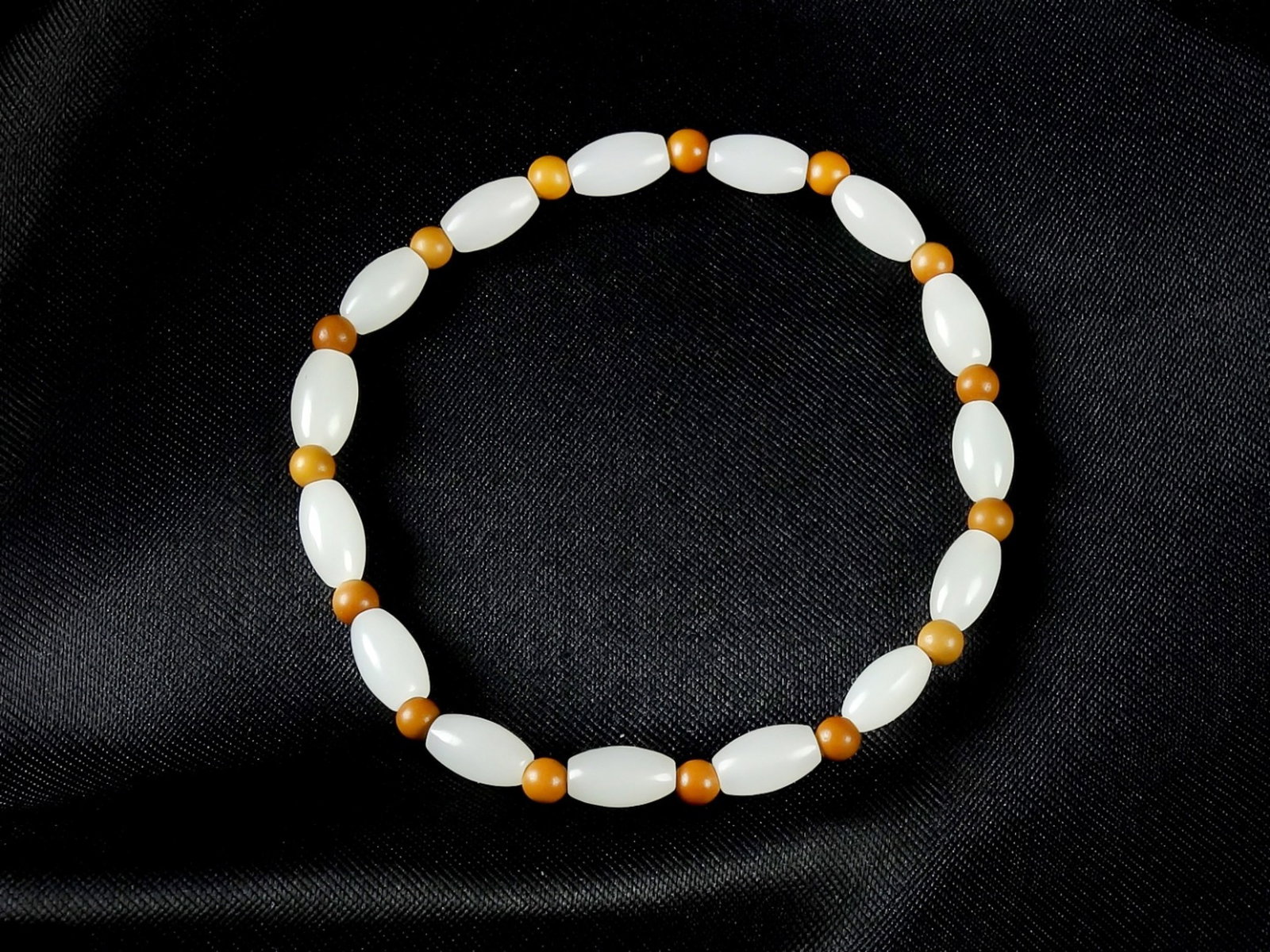 An Exquisite Greenish Jade Bracelets: An Exquisite White Jade Bracelets,Size:(bead)5mmx9mm 白玉手链