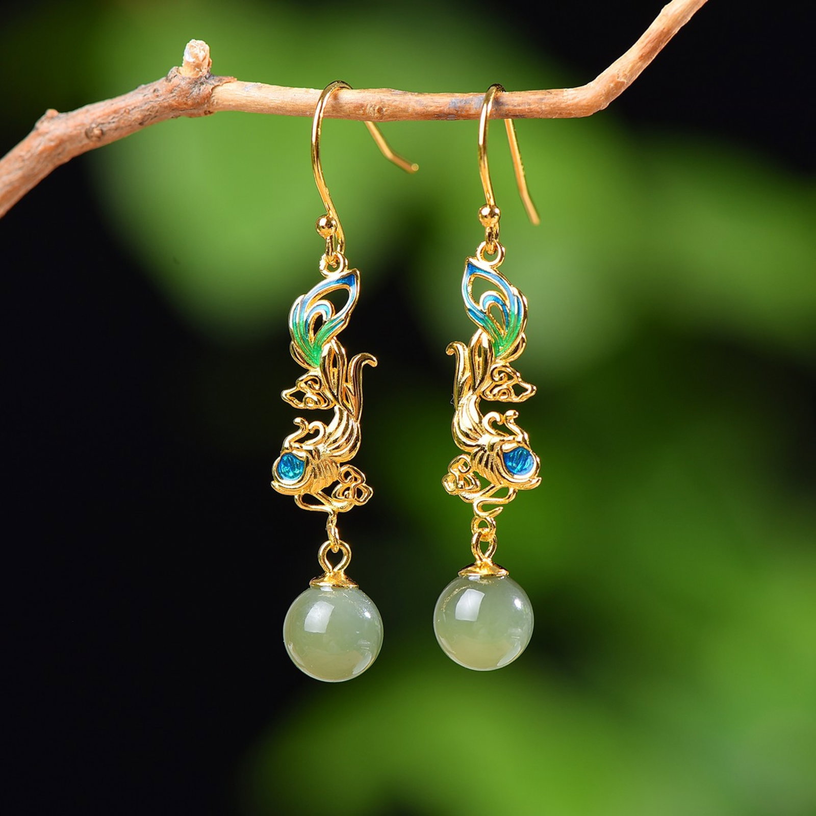 A Pair of Exquisite Sterling Silver-Gold Plated Inlaid Sapphire Enamel Earrings: A Pair of Exquisite Sterling Silver-Gold Plated Inlaid Sapphire Enamel Earrings,Size:8mmx8mm 一对纯银镀金镶青玉珐琅耳环