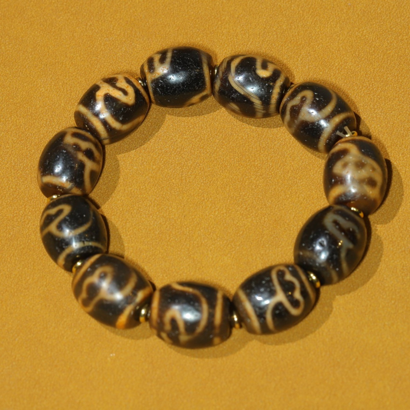 An Exquisite Pendant,Inlaid Diamond: An Exquisite Dzi Bead Bracelets，Size：18mmx15mm，Weight：75g 天珠手链