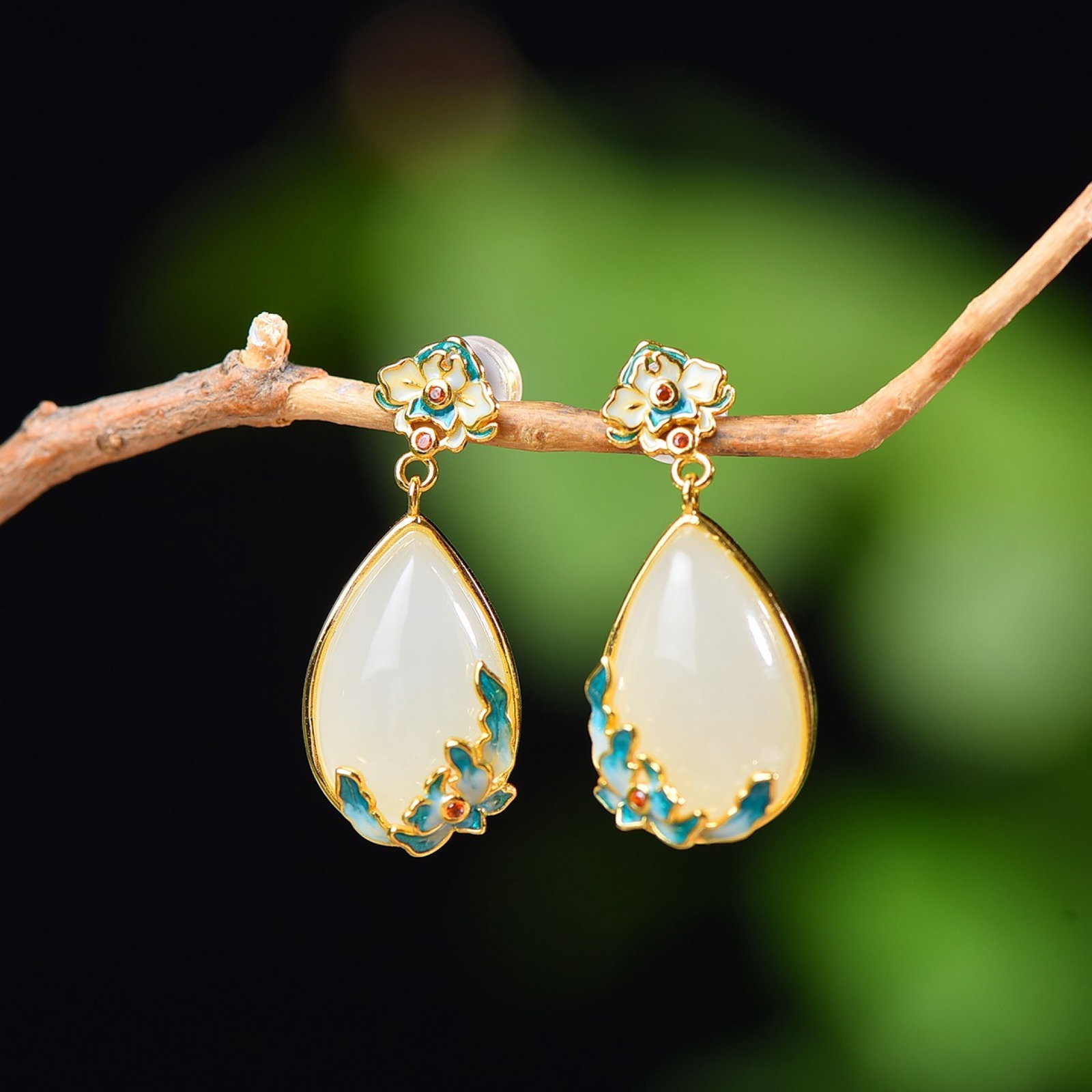 A Pair of Exquisite Sterling Silver-Gold Plated Inlaid White Jade Enamel Earrings: A Pair of Exquisite Sterling Silver-Gold Plated Inlaid White Jade Enamel Earrings,Size:10mmx15mm