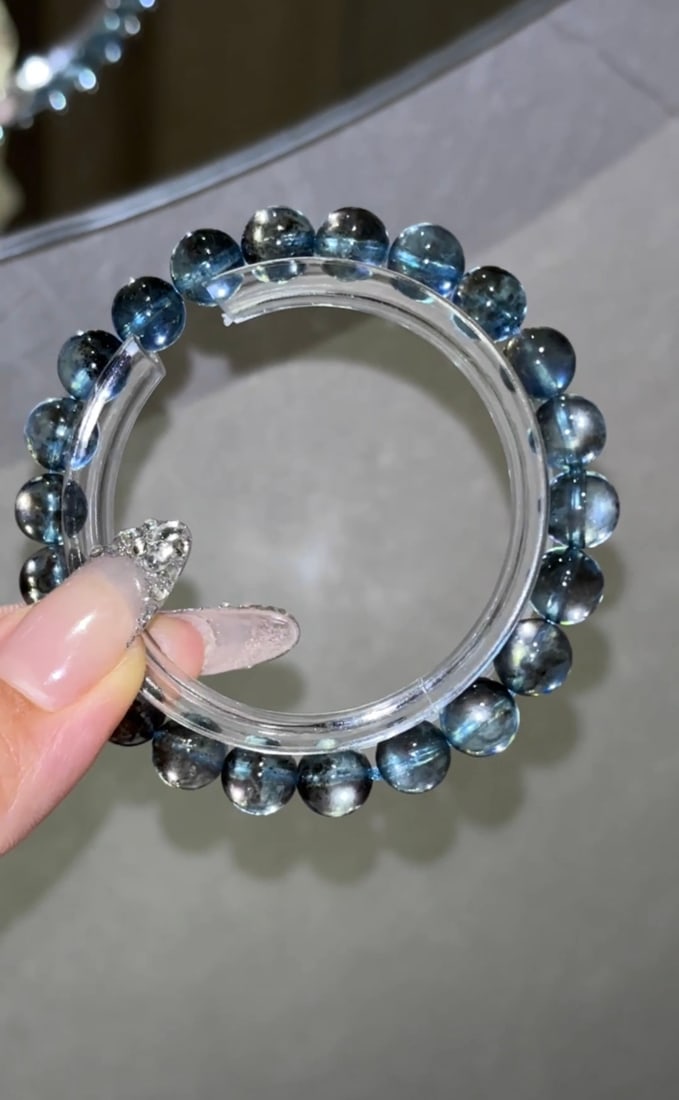 An Exquisite Aquamarine Bracelets: An Exquisite Aquamarine Bracelets,Size:8.8mm,Weight:20g 海蓝宝手串
