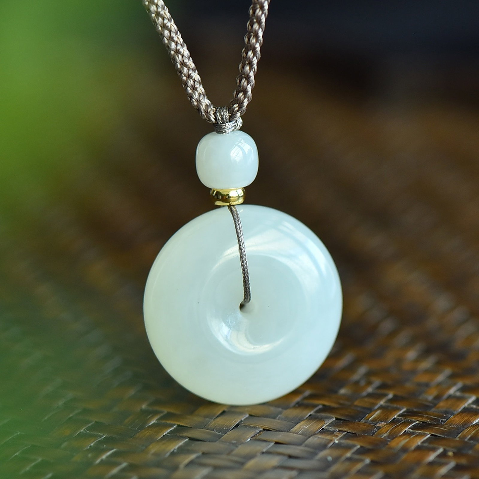 An Exquisite Agate Bracelets: An Exquisite White Jade Pendant,Size:22mm,Weight:10g 寓意:吉祥平安扣,玉脂白润,无裂无纹 白玉吊
