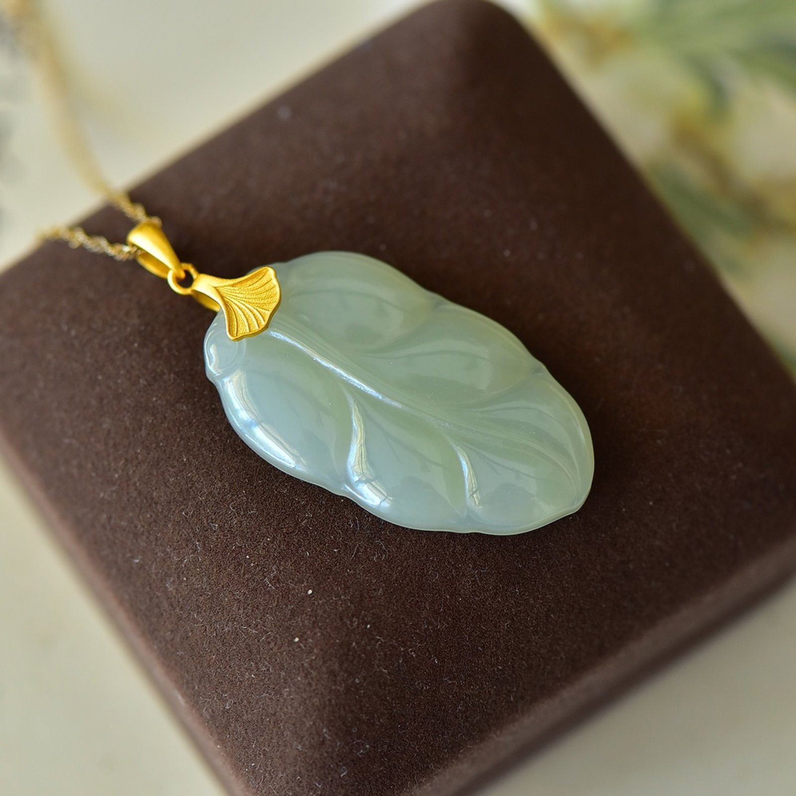 An Exquisite Sterling Silver Inlaid Jasper Pendant: An Exquisite Sterling Silver-Gold Plated Inlaid Sapphire Pendant Size:23mmx40mm 纯银镀金镶青玉吊坠