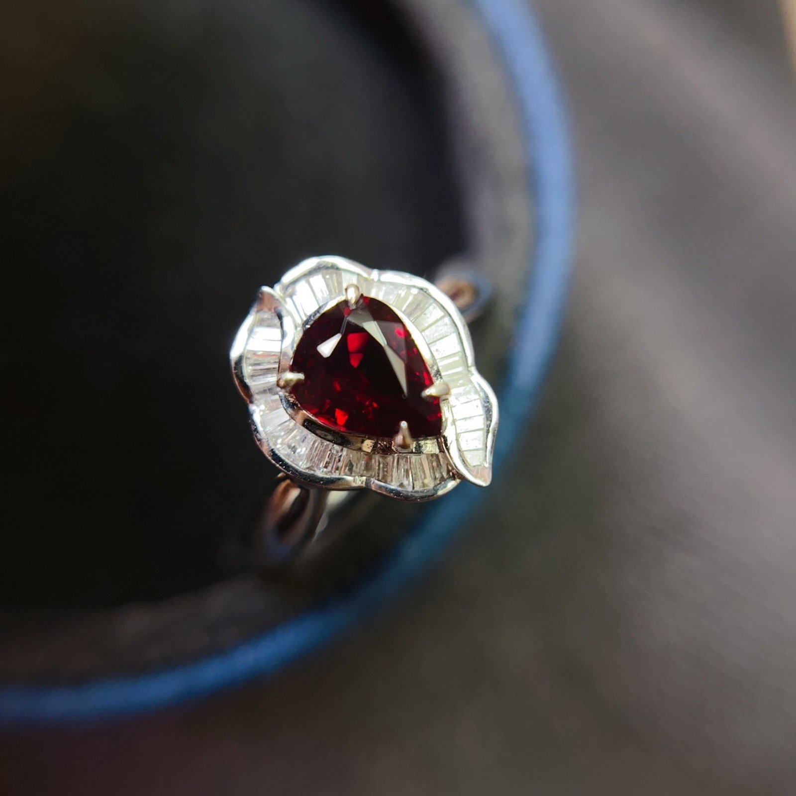 A Exquisite 18k Gold Inlaid 1.00ct Natural Ruby Ring,Inlaid Diamond: A Exquisite 18k Gold Inlaid 1.00ct Natural Ruby Ring,Inlaid Diamond,Total Weight:3.10g 18k金镶 1.00ct 天然红宝石戒指,嵌钻石