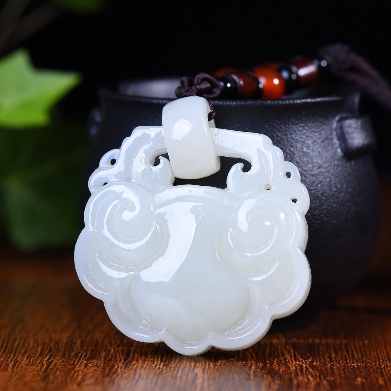 An Exquisite White Jade Lock-Shaped Pendant: An Exquisite White Jade Lock-Shaped Pendant,Size:46mmx51mm (寓意)玉脂白润 工艺精湛 寓意吉祥