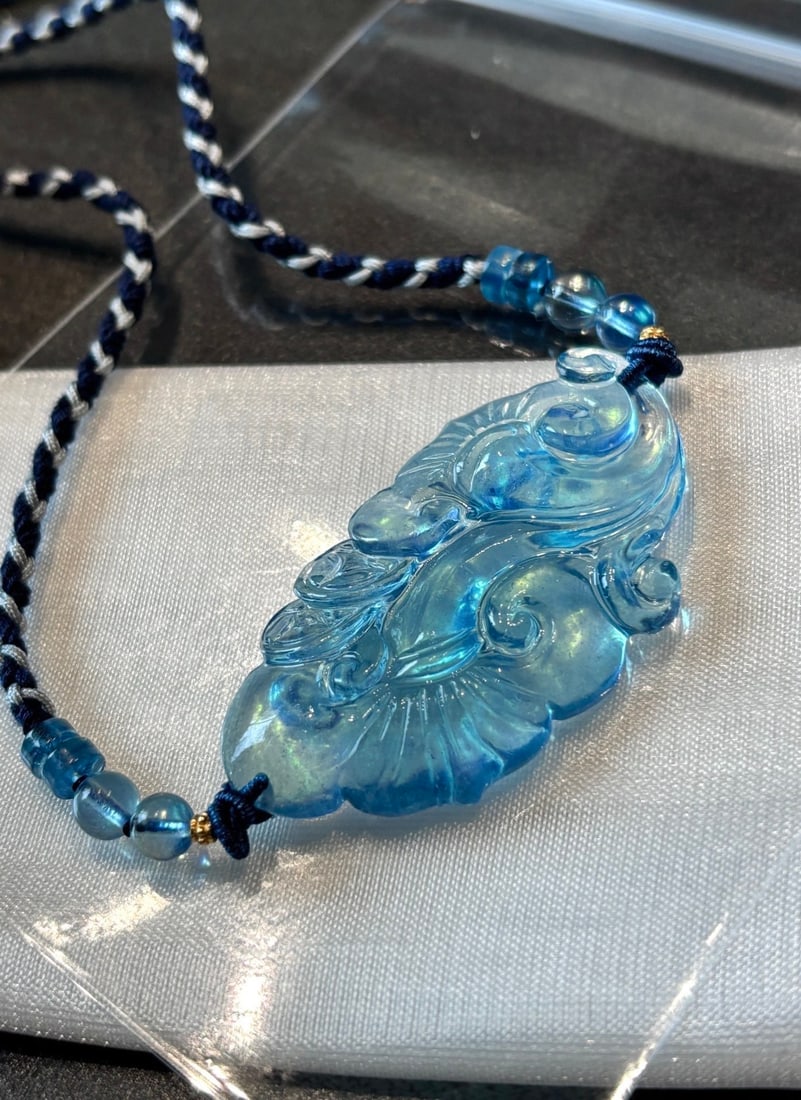 An Exquisite Bronze-Gold Plated Inlaid Agate Horse Pattern Necklace,Inlaid Diamond: An Exquisite Aquamarine Ganoderma lucidum Pendant,Size:53mmx29mmx9mm,Total Weight:18.5g 海蓝宝灵芝吊坠