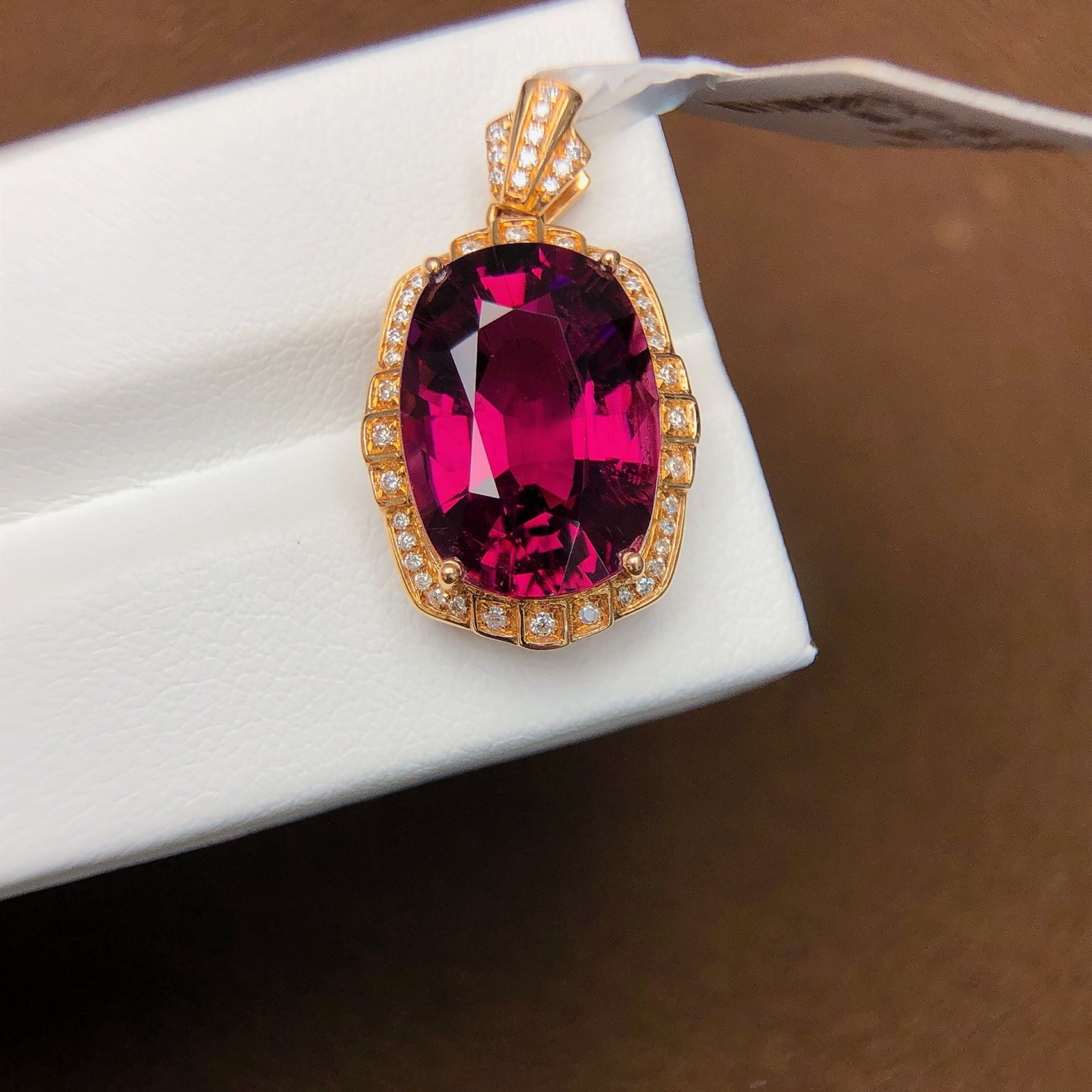 An Exquisite Crystal Bracelets: 8.11Ctw Sterling Silver-Gold Plated Inlaid Natural Tourmaline Necklace,Size:10.5mmx14.8mm 8.11Ctw纯银镀金嵌天然碧玺项链