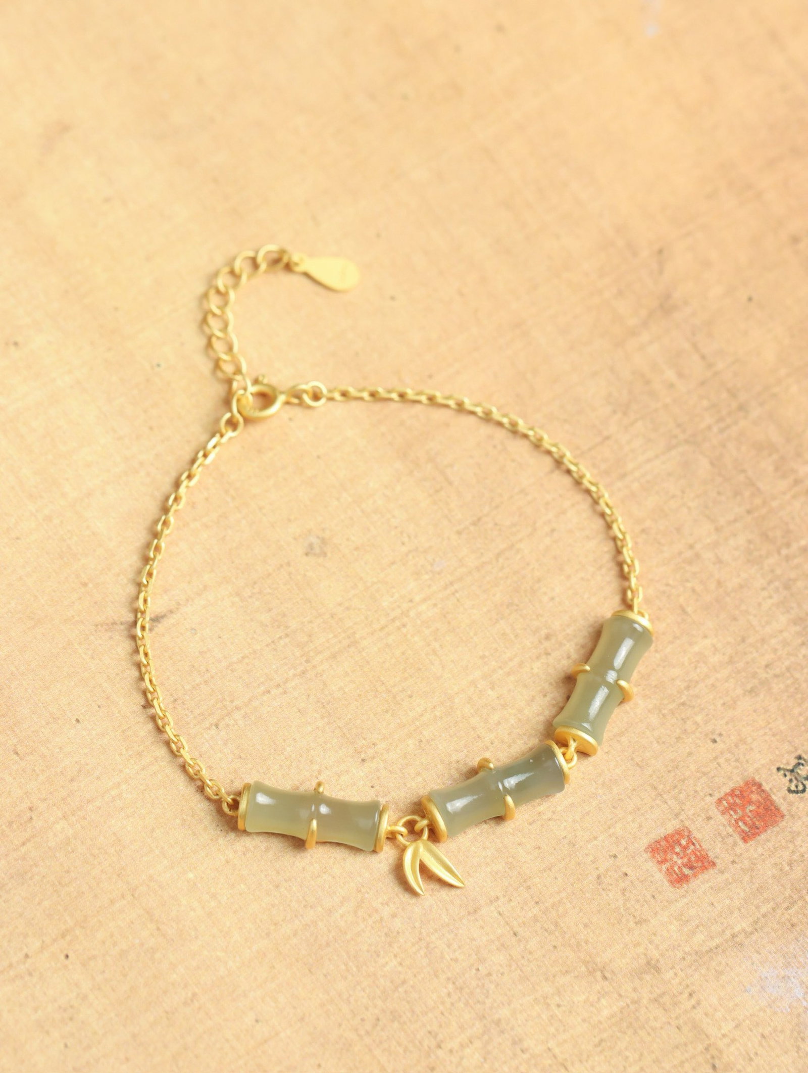 An Exquisite Jadeite Bracelets: An Exquisite Sterling Silver-Gold Plated Inlaid Sapphire Bracelets 纯银镀金镶青玉手链